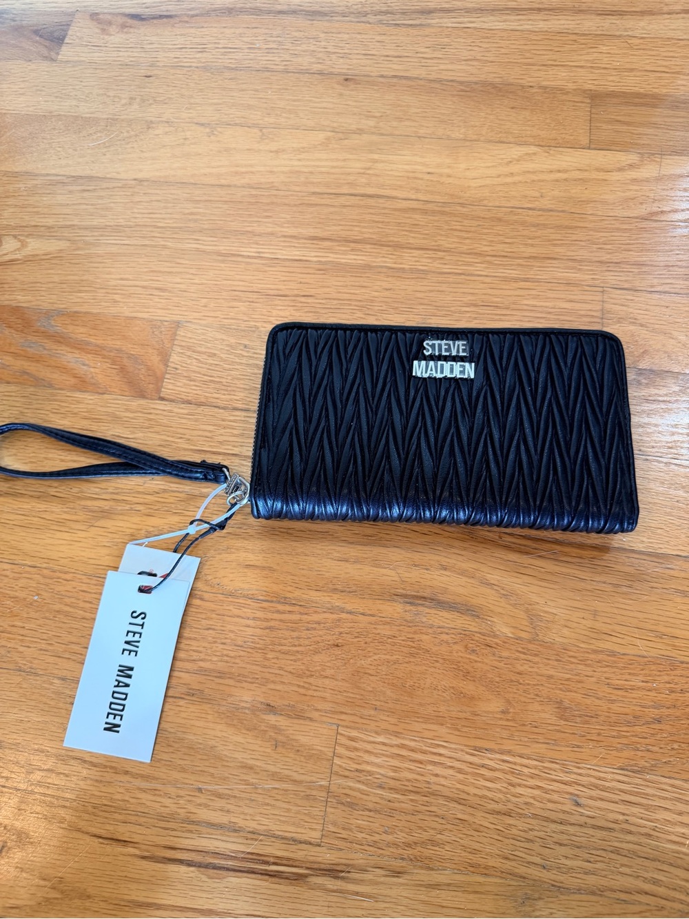 Steve Madden Black Quilted Wristlet Card Holder with Logo - Picture 1 of 3